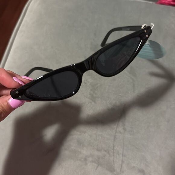 Black Cat Eye Sunglasses Small Frame Black BRAND NEW - Womens Trendy Frame - Picture 2 of 3
